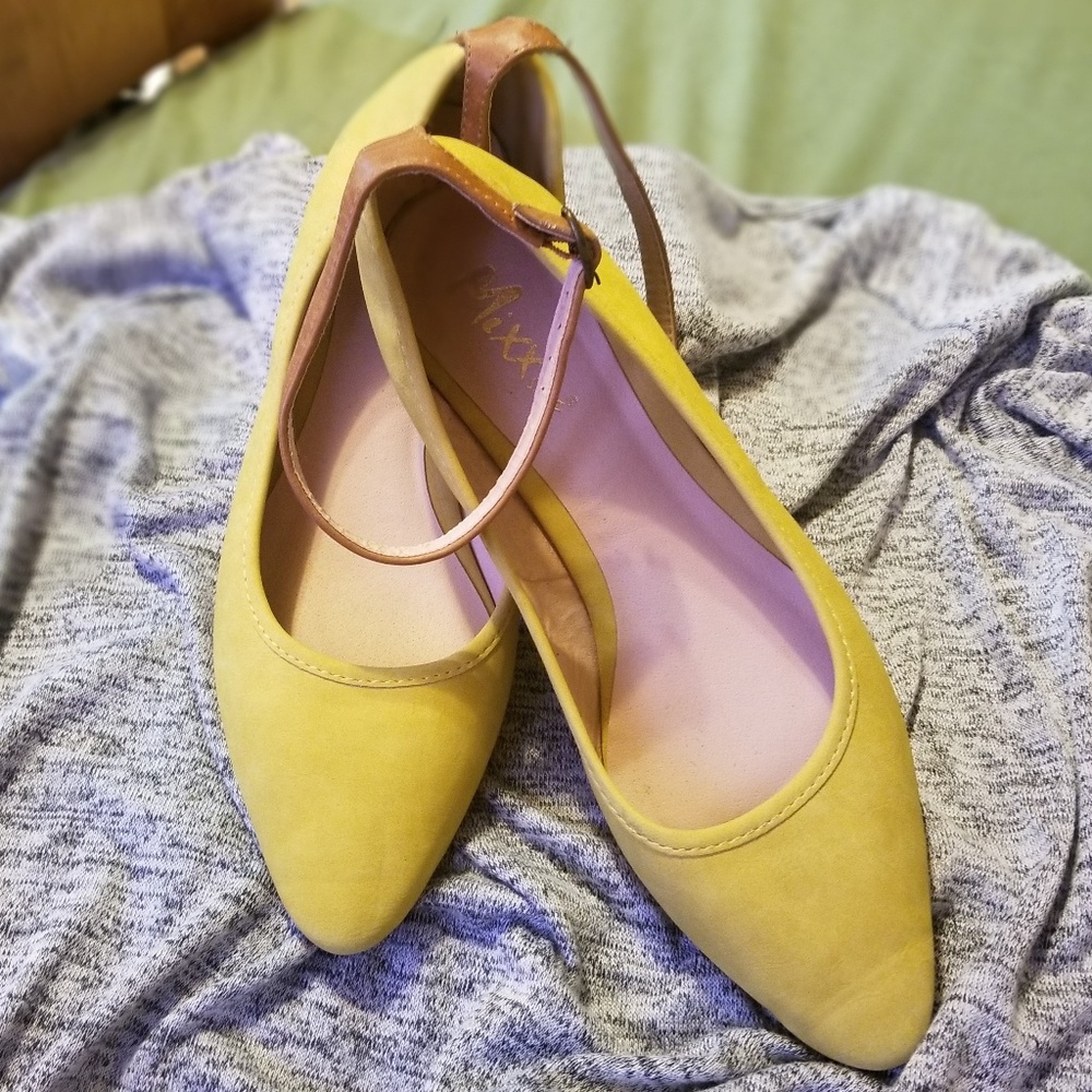 Mustard Yellow Flats ** SIZE 10 **
